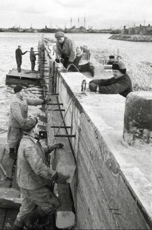 Строительство таллинского рыбного порта (слева) Ю. Яроцкий, Ю. Мыльников, Р. Паю и М. Чурбин на пристани - 18.11.1961