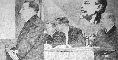 Рубанский Г. Н. секретарь  парткома   выступает с  докладом  –  ЭРПО Океан 10 01 1974