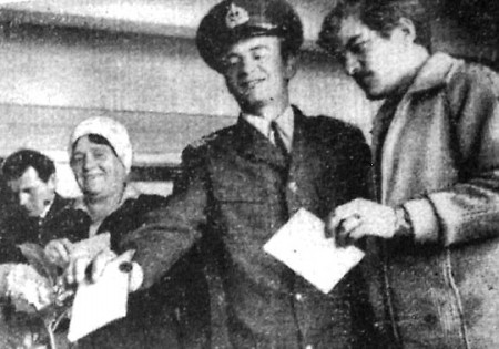 Волков П. и Трескин Ю. моряки ПР Крейцвальд голосуют 17 июня 1970