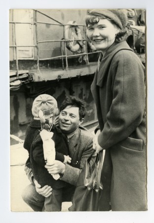 Раевский Иван рыбмастер обнимает свою семью  по прибытии в порт - СРТ-4574  1968