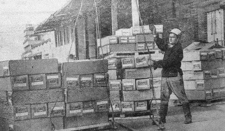 Овсянкин Леонид из бригады М. Папуши трудится  на разгрузка рыбопродукции ТР  Аугуст   Якобсон – 20 08 1974