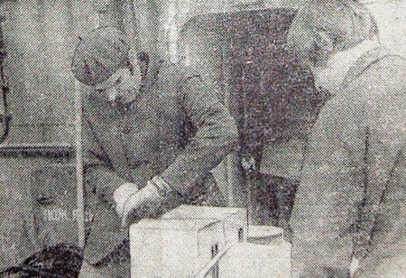 старший помощник капитана В. Аллик и второй электромеханик В. Путинцев ПР БУРЕВЕСТНИК 20 мая 1976