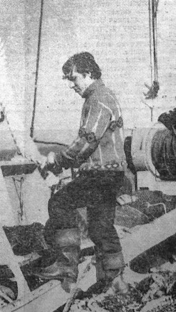 члены экипажа готовят промвооружение  к  работе  - РТМ-7229 06 06 1974