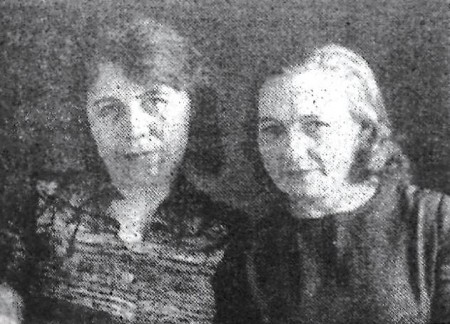 Шкарина Раиса бригадир рабочих и  Екатерина Дударчик, старшая кладовщица - Отдел снабжения 29 07 1967
