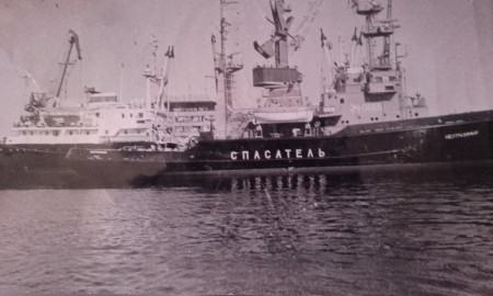 Cпасатель НЕОТРАЗИМЫЙ в 1984 г.Ангола ,Немецкий пароход,который был подорван в порту Луанда,подводниками диверсантами  - от Захарова Анатолия.