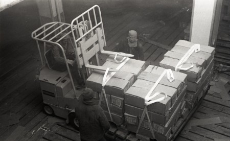 Выгрузка коробов с рыбой из трюма рефрижераторного судна в порту Пальяссааре 1979