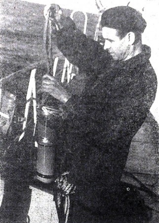 Ревякин  А.    наставник отдела связи ТБТФ проверяет прибор Фуруно для пелагического лова - 23 марта 1968