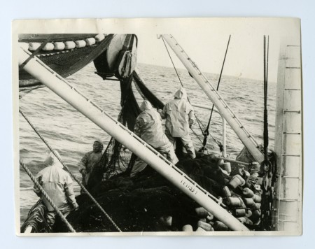 экипаж СРТ  ТБОРФ трудится в море - 1966