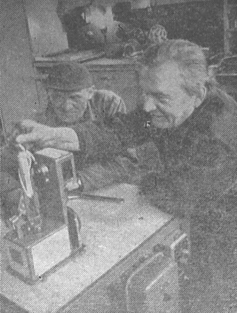 Кадакас  Юрий (слева) и Мейнхард   Кярмикм слесари рационализаторы   цеха орудий лова  - 19 01 1978