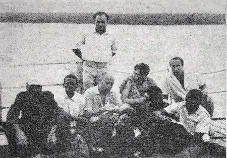 члены экипажа беседуют с портовиками  Гаваны - ТР Бора 08 07 1972