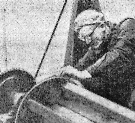 Кадакас Юри слесарь устанавливает ролик  на станке  - ЦОЛ  ТБОРФ  31 01 1969