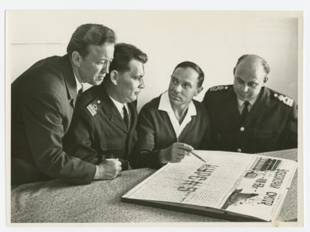 члены экипажа ТР Август Якобсон  смотрят стенгазету Курс - 1968