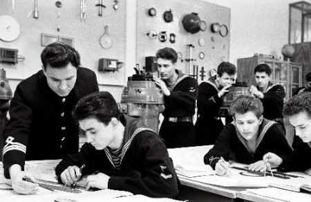 Евстратов Евгений  в Таллинской мореходной школе преподает курсантам  в навигационном кабинете 02 1962
