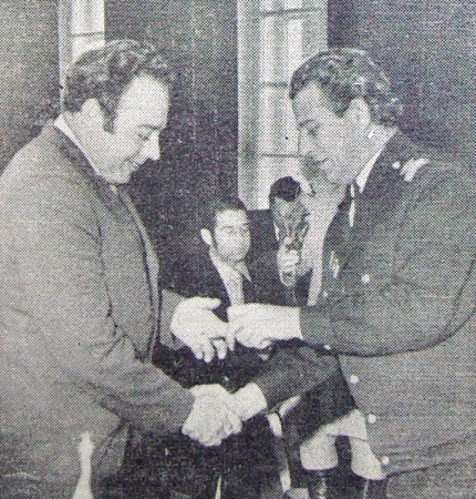 начальник ТМУРП В. Морозов, вручающий диплом выпускнику П. Смыковскому  - 22 11 1975