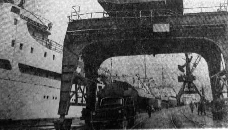 Идет разгрузка судов, прибывших с промысла – ТМРП, 14 07 1965 фото В. Горбунова