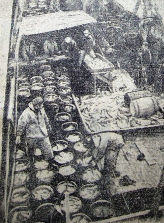 СРТ 4480  сдача рыбы на плавбазу  идет полным ходом 23 декабря 1972