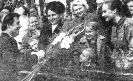 Кипли Константин матрос СРТ 4327   получает цветы от встречающих 2 сентября 1970