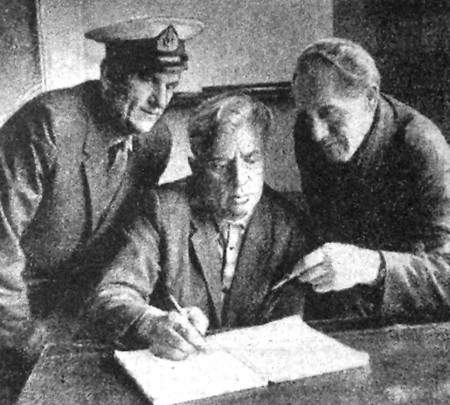 Марченко П. портнадзиратель, Круль А. и Краснов Б. береговые матросы оформляют приход судна 06 августа 1971