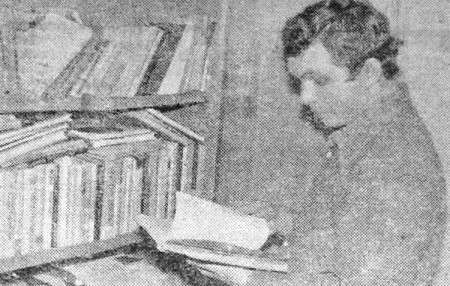 Захаров С. моторист первого класса в судовой библиотеке - РТМ-7192 ЮЛЕМИСТЕ 22  05 1975