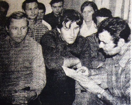Лукашевичус  К.  проводит  заочную  учебу с членами экипажа  - ТР Бриз  25 января  1972