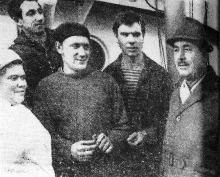 Белистов  Павел Михайлович, капитан буксира Тугев  справа среди членов экипажа  29 ноября 1970
