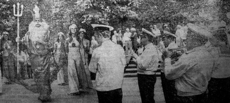 Массовое гуляние на празднике Дня  рыбака  в Летнем театре.  Нептун приветствует рыбаков - 15 07 1975
