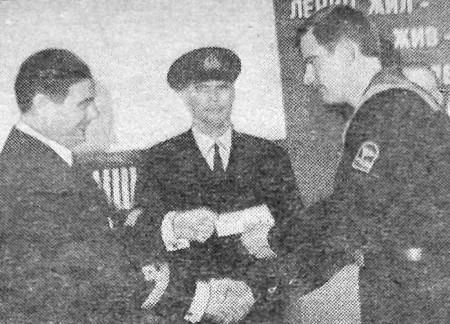 Марголин Я.  Н.  начальник   мореходной  школы  вручает курсантские   билеты  - ТМШ 19 01 1974