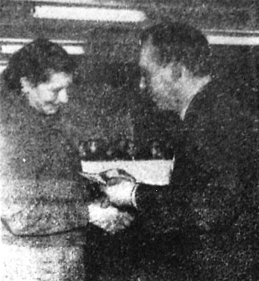 Шама Мария Егоровна уборщица ТБТФ награждается медалью За доблестный труд парторгом Н. Ф. Митюревым 19 апреля 1970