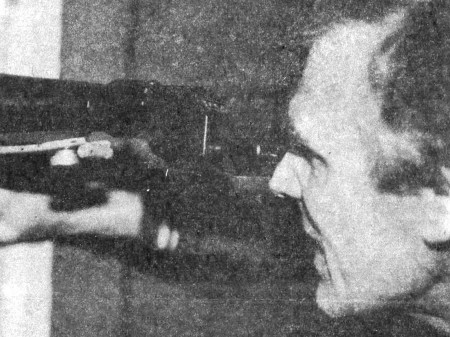 Зеленцов В. старший преподаватель ТМК ведет корректировку стрельбы  – Эстрыбпром 14 11 1991