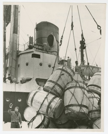 Выгрузка тары с базового корабля Яан Анвельт 1968 г.