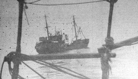 В   районе  промысла моряки СРТ-4480 встретились  со  своим   рижским  собратом - 04 12 1976