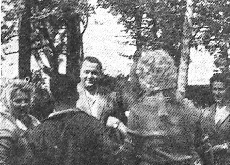 Работники ТБРФ (В. Чернухин в центре)  в воскресный  день  отдыхают в лесу – 03 08 1966
