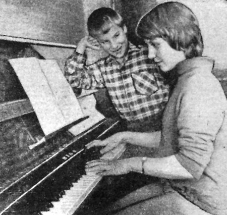 Фисан Алевтина с братом Андрюшей – Таллин 28 10 1971