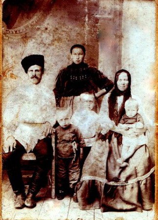 Акуловы - дед Алексей, бабушка Дарья, её сестра Арина и дети