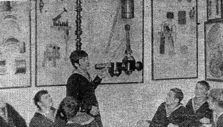 Филиппов Евгений курсант отвечает на занятиях  - ТМШ Эстрыбпром  21 122 1978