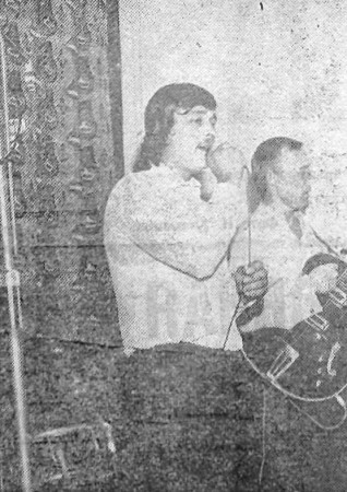 Лезин Геннадий рыбообработчик и стармех Борис Лазарев выступают перед моряками – ПБ Рыбак Балтики 02 08 1975
