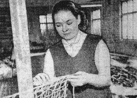 Ярвела Вийве сетепосадчица уже 10 лет вяжет тралы для лова сельди - ЦПРОЛ 21 04 1971.