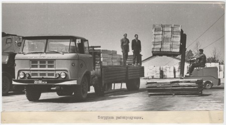 Погрузка ящиков с рыбой в машину в Таллиннском Рыбном порту 1981