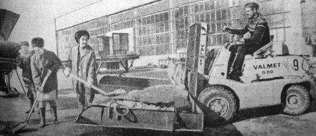 кипит работа на уборке территории - ТМРП 18 04 1972
