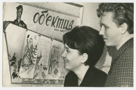 члены команды просматривают стенную газету  - ПБ Фридерик Шопен 1966