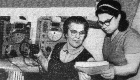 Кужина Анна Ивановна и  Е. А. Малышева радиооператоры первого класса – Радиоцентр ЭРПО Океан 07 05 1971