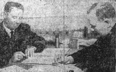 Балакшин Н. капитан ТМРП  и  капитан ТТП   О. Тоомингас  выдают загранпаспорта моряка  - 21 02 1968