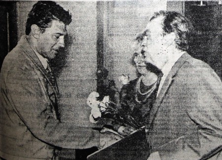 Матвееву Л. И. боцману СРТ 4572 вручает почетную грамоту замначальника ЭРПО Океан Тоблер Э. Г. 15 июня 1972