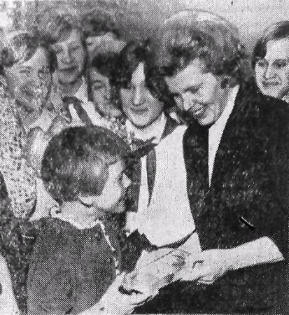 на  Женском  празднике  Е.  Гиро с детьми из подшефного детдома №3 -  10  03  1965