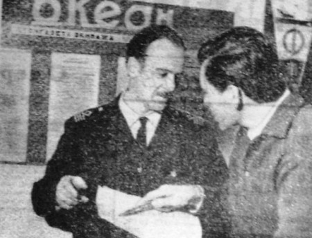 Якушин В. электромеханик, беседует над стенгазетой с боцманом ТР Ханс  Пегельман  Панфиловичем  10 апреля  1970