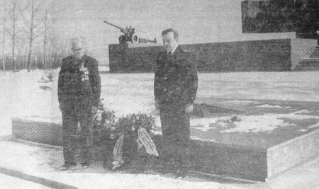 Андрусов Л. и М. Саженов ветеран войны у мемориального комплекса  в  Прохоровке – 25 03 1975