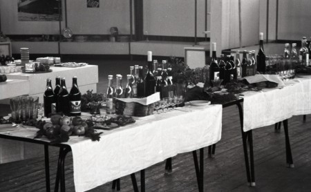 Выставка о деятельности рыбной промышленности Эстонии. Стол с напитками и едой на открытии выставки 1982