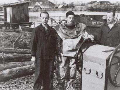Водолазы (слева) Михаил Суворов,Николай Спельман и Николай Смирнов на строительстве нового рыбного порта на Пальясааре. 1957-1961
