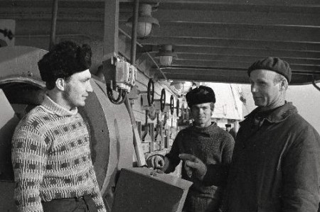 Плавбаза  «Рыбак Балтик", бригада помощника рыбмастера   Калью Кикери  (справа), рыбообработчики Владимир Старосщиков и Николай Пазухин - 03.1973