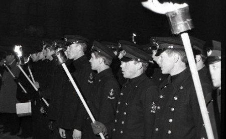 курсанты Школы моряков Таллинна  отмечают 98-й  День рождения В. И. Ленина у его монуменат в Таллинне 1968